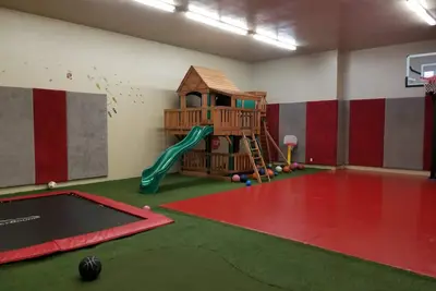 Image de Retraite de réunion et Playhouse avec aire de jeux intérieure 46 personnes max.