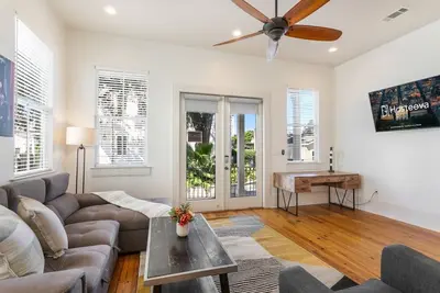 Image de Style loft 3br sur Carondelet par Hosteeva