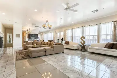 Image de Carondelet Street Luxury Condos de Hosteeva