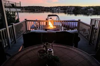 Image de Luxury East Face Open Water w / Boat Slip, Pool, Deck, Near Yacht Club & Resort