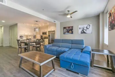Image de Spacieux Condo 1bd moderne dans le bâtiment de Californie par Hosteeva