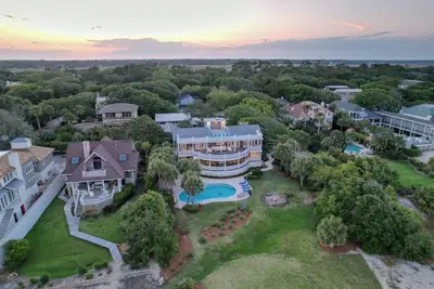 Image de Accueil de luxe en bord de mer avec piscine, Guest House, Tiki Bar et accès direct à la plage