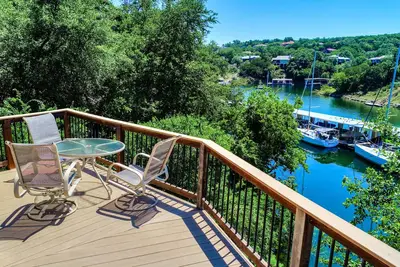 Image de Hill Country Bungalow avec vue sur le lac Travis, piscine et bain à remous, à côté du port de plaisance (# 12)