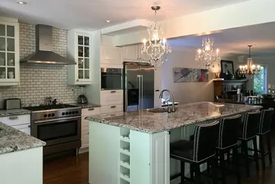 Image de Spacieux et convivial pour la famille! Spa et vue sur le lac! 3 min des plages \/ 20 min. Centre ville