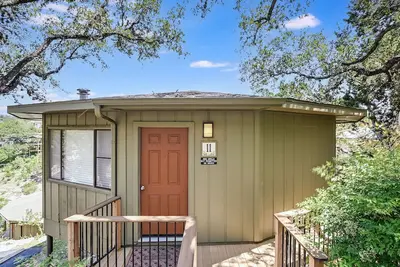 Image de Treehouse Bungalow avec vue sur le lac Travis, piscine et bain à remous, à côté de la marina (# 11)
