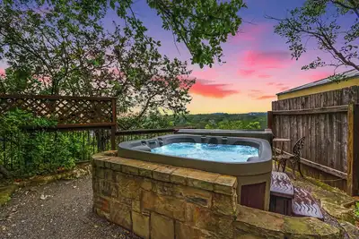 Image de Maison d'hôtes à moins d'un mile de Gruene Hall! Peut accueillir jusqu'à 4! Spa privé