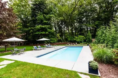 Image de Retraite au bord du lac avec piscine chauffée privée à proximité de la plage!
