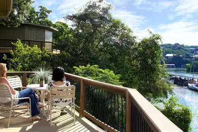 Image de Bungalow relaxant au bord de l’eau sur le lac Travis, piscine et bain à remous, à côté du port de plaisance (n ° 5)