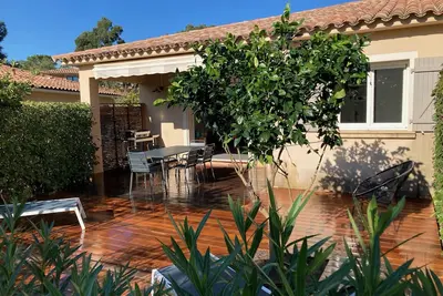Image de Villa à 250 m à pied de la mer et du village dans un environnement boisé