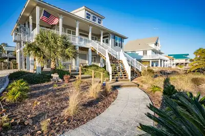 Image de 3br / 2. 5ba Beach Retreat avec accès facile à la plage, vues sur le golfe et piscine privée!
