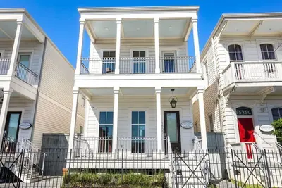 Image de Luxe 3br sur Carondelet par Hosteeva