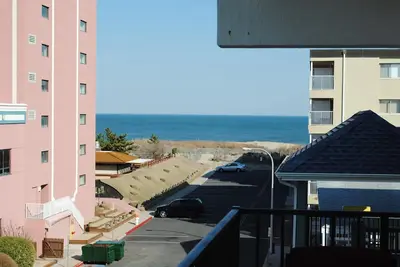 Image de Spacieux condo de 3 chambres avec WiFi gratuit et une vue partielle sur l'océan situé dans le centre-ville et à un pâté de maisons de la plage!