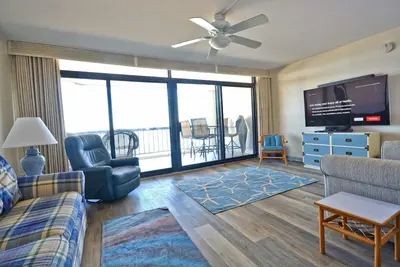 Image de Adorable condo de deux chambres avec embellissements modernes et WiFi situé juste à côté de la plage