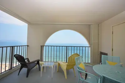 Image de Condo confortable 2 chambres en bord de mer avec piscine extérieure, décoration côtière et vue imprenable est parfait pour les familles!