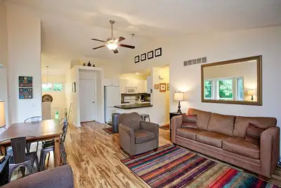 Image de Grand condo Saugatuck, ravin boisé, plafonds cathédrale, Aucun Frais De Nettoyage