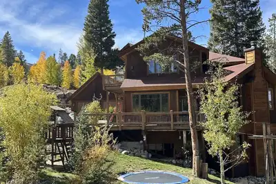 Maison Fun, accès au ski, vue sur la montagne, navette gratuite, luge, bain à remous, enfants / animaux