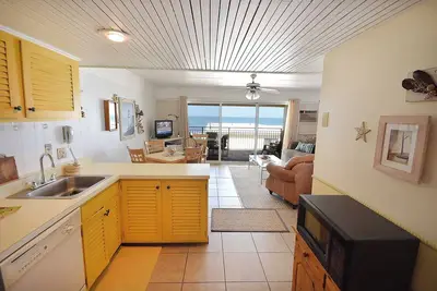 Image de Élégant condo 1 chambre en bord de mer avec connexion Wi-Fi gratuite, décoration de plage et piscine extérieure et une vue impressionnante sur l'océan situé juste à côté de la plage à Midtown!