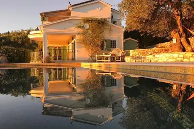 Image de Villa Loukia: distance de marche de Kassiopi, piscine chauffée, villa de luxe avec 3 chambres et salles de bain