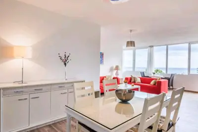 Image de Appartement à 1 ligne de plage. Spacieux, lumineux. Wifi, piscines, paddle, tennis