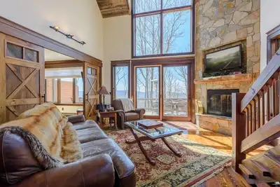Image de 4br / 4. 5ba Luxury Townhome dans Eagles Nest, vue sur la montagne, bain Ă remous, billard, table de ping-pong, armoire d'arcade, petite salle de basket, cuisine haut de gamme, plusieurs suites de roi!