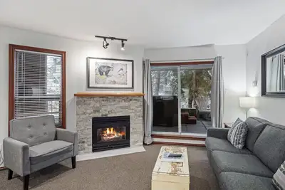 99 Glaciers Atteindre cette maison 2br a un bain à remous et une piscine dans le village de Whistler