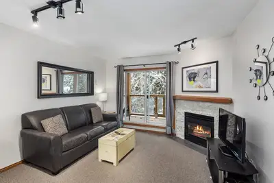 Image de 65 Glaciers Atteindre cette maison 1br a un bain Ă remous et une piscine dans le village de Whistler