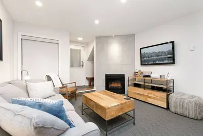 Image de 46 Glaciers Atteindre cette maison 2br a un bain Ă remous et une piscine dans Whistler Village