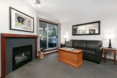 Image de 69 Glaciers Atteindre cette maison 2br a un bain Ă remous et une piscine dans le village de Whistler