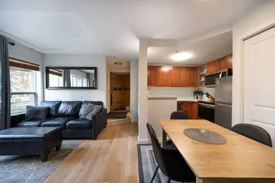 Image de 121 Glaciers Atteignez un 2br avec bain Ă remous et piscine Ă Whistler Village