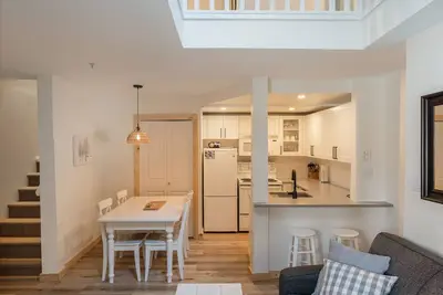 Image de 109 Glaciers Reach, une maison 2br avec un bain Ă remous et une piscine Ă Whistler Village
