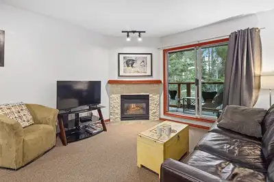 Image de 58 Glaciers Atteindre cette maison 1br a un bain Ă remous et une piscine dans le village de Whistler