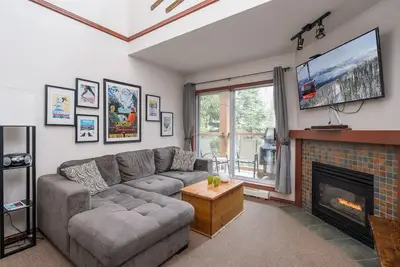 51 Glaciers Atteindre cette maison 2br a un bain �� remous et une piscine dans le village de Whistler