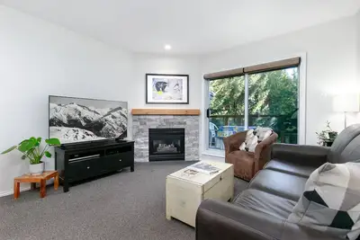 Image de 100 glaciers Atteindre cette maison 1br a un bain Ă remous et une piscine dans le village de Whistler