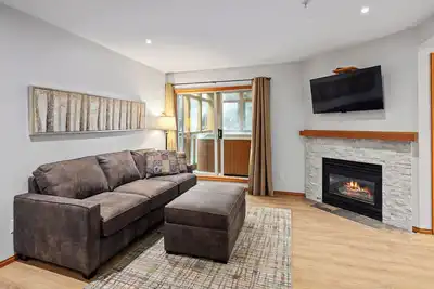 Image de 113 glaciers Atteindre un 2br avec bain Ă remous et piscine dans le village de Whistler
