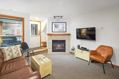 Image de 59 Glaciers Atteindre cette maison 2br a un bain Ă remous et une piscine dans Whistler Village
