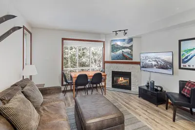 Image de 76 Glaciers Atteindre cette maison 2br a un bain Ă remous et une piscine dans le village de Whistler