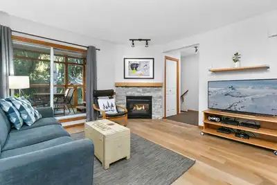 Image de 71 Glaciers Atteindre cette maison 2br a un bain Ă remous et une piscine dans Whistler Village