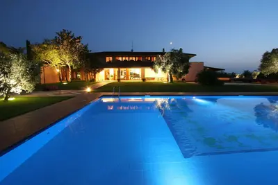 Image de Villa de Luxe près de Rome : Grande Piscine, Tennis, Mariages, Cours de Cuisine