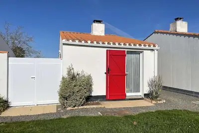 Image de Maison rénovée avec piscine chauffée, proche mer, 4 couchages, parking privé, courts de tennis