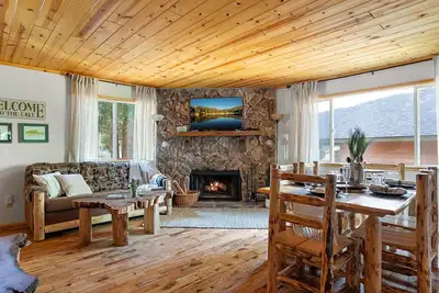 Image de Eagle Cabin - Single Story, Mobilier en rondins, Vue sur la forĂŞt / le cours d'eau, Dos Nat'l Forest
