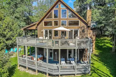Image de Profitez d'une vue magnifique sur la montagne depuis ce chalet avec accès au lac et adapté aux chiens!