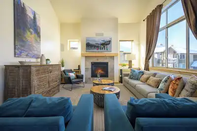 Image de Condo Luxe Downtown Wp | 8 personnes | Piscine extérieure et bain à remous - Rare!