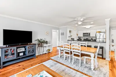 Image de Coeur de Dunes sauvages! Marcher à la plage, faire du shopping, manger! Rénové et Immaculé!