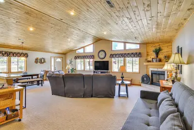 Image de Buena Vista Home spacieux avec foyer près du ski!