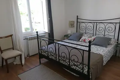 Image de Maison de famille complètement mélangée avec la verdure autour.