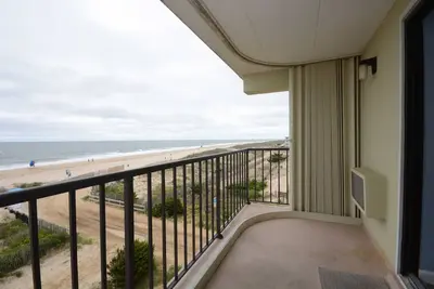 Image de Charmant condo de 1 chambre en bord de mer avec connexion Wi-Fi gratuite et vue spectaculaire sur l'océan, idéalement situé dans le centre-ville et à quelques pas de la plage!