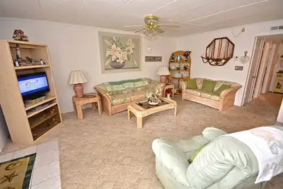 Image de Joli et spacieux condo de 2 chambres avec Wi-Fi gratuit et adorable décor côtier situé en haut du centre-ville, à seulement un pâté de maisons de la plage!