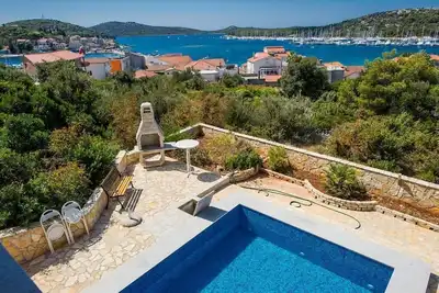 Image de Maison pour la famille avec la piscine Rogoznica (K-15176)