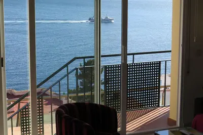 Image de Tm. Maison mitoyenne avec jolie vue sur la Baie de Roses, piscine communautaire.