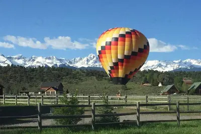 Image de Belle maison en bord de rivière avec de grandes vues et bain à remous